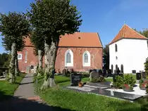 Upleward, evangelische Kirche St. Donatus, erbaut um 1300 (09.10.2021) 