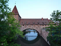 Die Fronveste berspannt den sdlichen Ausfluss der Pegnitz im Westen der Stadtmauer Nrnberg. (Juni 2019)