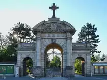 Das Eingangsportal zum Westfriedhof in N�rnberg wurde 1878 im neobarocken Stil errichtet. (Juni 2019)