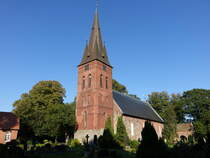 Remels, evangelische St. Martin Kirche, erbaut im 13. Jahrhundert, Kirchturm erbaut von 1897 bis 1898 (08.10.2021)