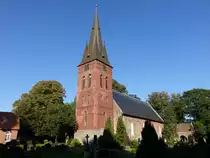 Remels, evangelische St. Martin Kirche, erbaut im 13. Jahrhundert, Kirchturm erbaut von 1897 bis 1898 (08.10.2021)