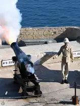 Schuss aus einer der �ltesten noch genutzten Salutkanonen der Welt. (Valletta, Oktober 2017) 