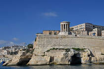 Blick auf die Befestigung von Valletta mit dem groen Belagerungsdenkmal. (Oktober 2017)