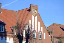 Rendsburg - Giebel eines Geb�udes aus der deutschen Gr�nderzeit. Oben is das Wappen Schleswig-Holsteins zu sehen. Aufnahme: 7. M�rz 2022.