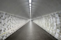 Der Fugngertunnel i Rnedsburg hat ein Lnge von Insgesamt 267 Meter. Die eigentliche Tunnelrhre unter dem Nord-Ostsee-Kanal ist 130 Meter lang. Zugnglich ist der Tunnel ber jeweils einen Fahrstuhl und zwei Fahrtreppen auf jeder Seite, Nord und Sd. Aufnahme: 7. Mrz 2022.