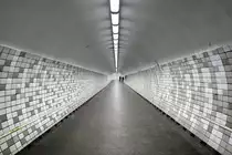 Der Fu�g�ngertunnel i Rnedsburg hat ein L�nge von Insgesamt 267 Meter. Die eigentliche Tunnelr�hre unter dem Nord-Ostsee-Kanal ist 130 Meter lang. Zug�nglich ist der Tunnel �ber jeweils einen Fahrstuhl und zwei Fahrtreppen auf jeder Seite, Nord und S�d. Aufnahme: 7. M�rz 2022.