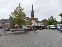 Twistringen, Marktplatz mit kath. Pfarrkirche St. Anna, erbaut 1870 (07.10.2021)