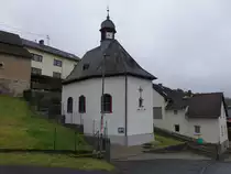 Obergladbach, kath. St. Nikolaus Kapelle, kleiner verputzter Saalbau, erbaut 1703 (29.01.2022)