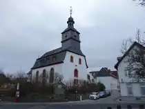 W�rsdorf, evangelische St. Lukas Kirche, erbaut von 1736 bis 1737, Saalbau mit Mansarddach und einem Giebelturm (29.01.2022)