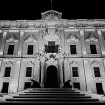 Der Eingang zum im barocken Stil erbauten Amtssitz des Premierministers von Malta. (Oktober 2017)