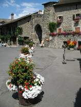 Wer nicht mit dem Schiff nach Yvoire kommt, dem weisen diese Blument�pfe den Weg.
(Juni 2008) 