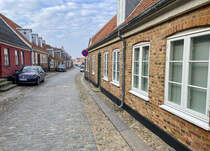Backsteinhuser an der Strae Smedegade in der Kleinstadt Ringkbing. Aufnahme: 25. Mrz 2022.