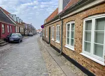 Backsteinh�user an der Stra�e �Smedegade� in der Kleinstadt Ringk�bing. Aufnahme: 25. M�rz 2022.