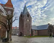Die Kirche in Ringk�bning stammt aus der ersten H�lfte des 15. Jh., wurde allerdings mehrmals erweitert. Das Mauerwerk der Kirche besteht aus Backstein, war jedoch in mehr als 100 Jahren gekalkt. Der Turm wurde kurz nach der Reformation ca. 1550 errichtet. Aufnahme: 25. M�rz 2022