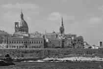Die Kuppel der Karmelitenkirche und der Turm der Prokathedrale St. Paul berragen die Dcher in Valletta. (Oktober 2017)