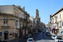 Unterwegs in Hamrun, im Hintergrund die Pfarrkirche St. Cajetan (Knisja Parrokkjali ta' San Gejtanu ta' Thiene). (Malta, Oktober 2017)