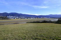 Freiburg, Blick vom Wolfsbuck ber die Start-und Landebahn des Flugplatzes auf die nrdlichen Stadtteile und den Schwarzwald, Feb.2022