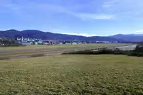 Freiburg, Blick vom Wolfsbuck �ber die Start-und Landebahn des Flugplatzes auf die n�rdlichen Stadtteile und den Schwarzwald, Feb.2022