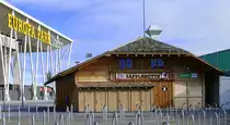 Freiburg, die  Z�pfleh�tte , Getr�nke und Imbi�stand am neuen Fu�ballstadion, benannt nach dem Rothaus-Tannenz�pflebier, Feb.2022
