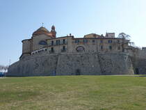 Castiglione del Lago, Aufgang zur Altstadt mit Stadtmauer (26.03.2022)