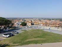 Castiglione del Lago, Ausblick von der Altstadt auf die Piazza Dante Alighieri (26.03.2022)
