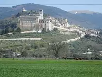 Assisi, Ausblick auf die Altstadt mit der Basilika San Francesco (26.03.2022)