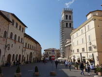 Assisi, Pfarrkirche St. Maria spora Minerva an der Piazza del Comune, erbaut im 16. Jahrhundert (26.03.2022)