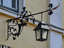 Eine Wandlaterne in Wismar. (Mrz 2022)