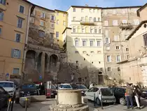 Perugia, Brunnen und Geb�ude an der Piazza Piccino (26.03.2022)