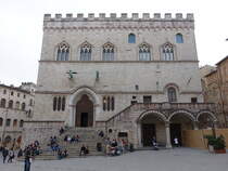 Perugia, Palazzo dei Priori, erbaut im 16. Jahrhundert aus lokalem Travertin und aus weiem und rotem Stein aus dem benachbarten Bettona (26.03.2022)