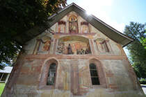 Die Nordseite die Seelenkapelle wurde mit Wandmalereien und Holzfiguren im Stile der Renaissance gestaltet. (Obersdorf, Juli 2017)