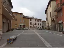 Deruta, Brunnen und H�user in der Via Biotto Michelotti (27.03.2022)