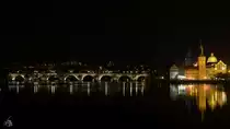 N�chtlicher Blick auf die Karlsbr�cke in Prag, auf der rechten Seite zu sehen das dem tschechischen Komponisten Bedřich Smetana gewidmete Museum. (September 2012)