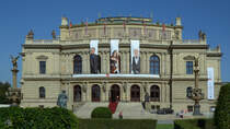 Das in den Jahren 1876 bis 1884 im Stil der Neorenaissance errichtete Rudolfinum (deutsch auch Rudolphinum) ist Sitz der Tschechischen Philharmonie. (Prag, September 2012)