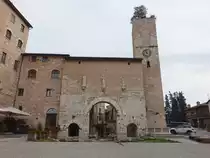 Spello, Porta Consolare, erbaut in der Zeit der r�mischen Republik, im 16. Jahrhundert mit drei beim Amphitheater gefundenen Statuen versehen (27.03.2022)