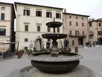 Spello, Brunnen und H�user an der Piazza della Repubblica (27.03.2022)