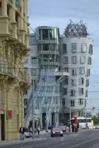 Das  Tanzende Haus  ist ein Beispiel f�r au�ergew�hnliche Architektur der Moderne. (Prag, September 2012)