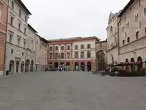 Foligno, Geb�ude an der Piazza della Repubblica (27.03.2022)