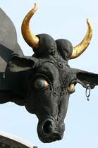 Datailansicht: Kuhkopf Ku(h)riosum - Brunnen (1987) von Bildhauer J�rgen Goertz auf dem Kronenplatz am 18.04.2008 in Bietigheim/Bissingen 