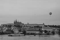 Blick ber die Moldau auf den Hradschin mit der Prager Burg. (September 2012)