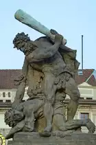 K�mpfende Titanen auf dem Matthiastor. (Prag, September 2012)