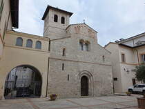 Spoleto, romanische Pfarrkirche St. Eufemia, erbaut im 12. Jahrhundert (27.03.2022)