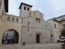 Spoleto, romanische Pfarrkirche St. Eufemia, erbaut im 12. Jahrhundert (27.03.2022)
