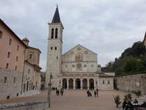 Spoleto, Kathedrale St. Maria Assunta, erbaut ab 1175, Fassade mit acht Fensterrosen, 1638 barockisiert (27.03.2022)