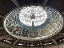 Blick von der Besucherterrasse des Plenarsaales des Bundestages in Berlin zur Kuppel am 14. April 2022.