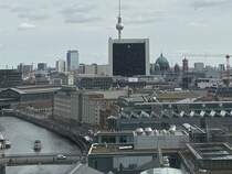 Blick von der Kuppel des Reichtages am 14. April 2022 zum Alexanderplatz in Berlin, dem Bahnhof Alexanderplatz, dem Fernsehturm und den Berliner Dom.