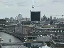 Blick von der Kuppel des Reichtages am 14. April 2022 zum Alexanderplatz in Berlin, dem Bahnhof Alexanderplatz, dem Fernsehturm und den Berliner Dom.