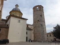 Amelia, Dom San Fermina und Stadtturm Torre Civica, der zwlfeckige Turm wurde im Jahre 1050 errichtet und ist 30,2 Meter hoch (28.03.2022)