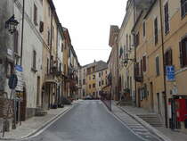 Giove, historische Huser in der Via Roma (28.03.2022)