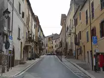 Giove, historische H�user in der Via Roma (28.03.2022)